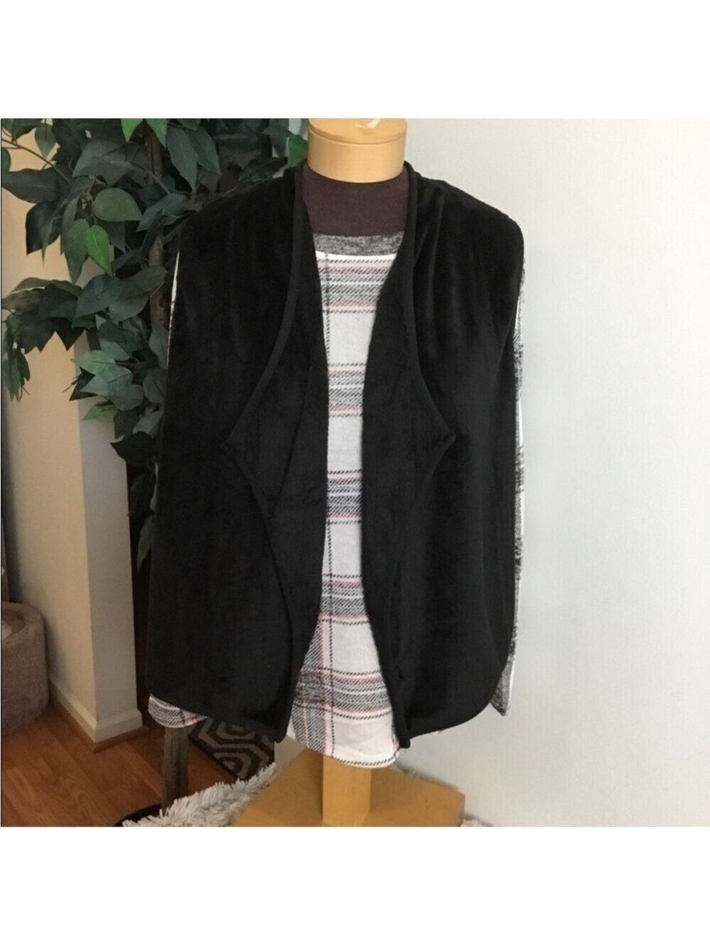 Wallflower long sleeve tee and black vest Woman’s size XL  2 piece set